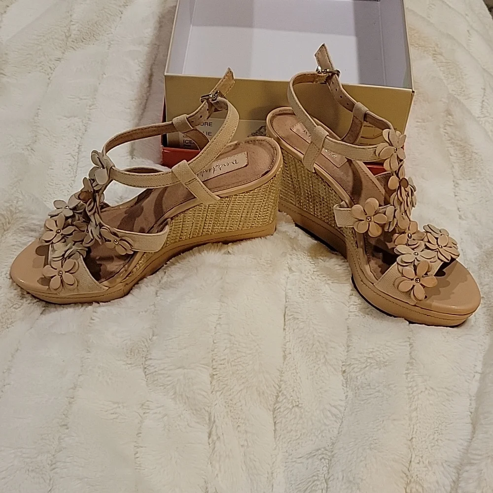 Nurture wedge sandals size 8 - Picture 1 of 5